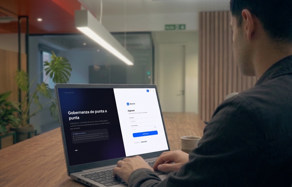 Una persona trabajando con Maverick abierto en un laptop, en una oficina de Neuratek.